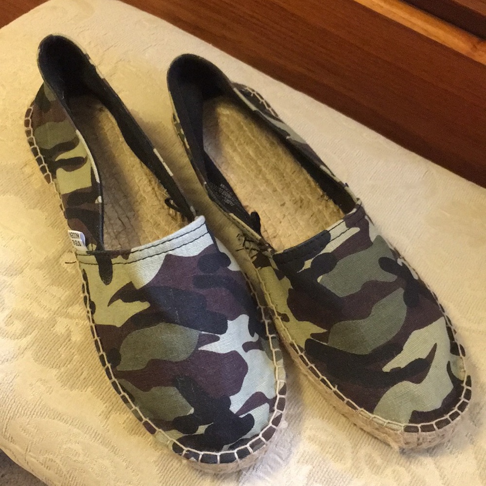 Steve Madden Camouflage women’s flats.